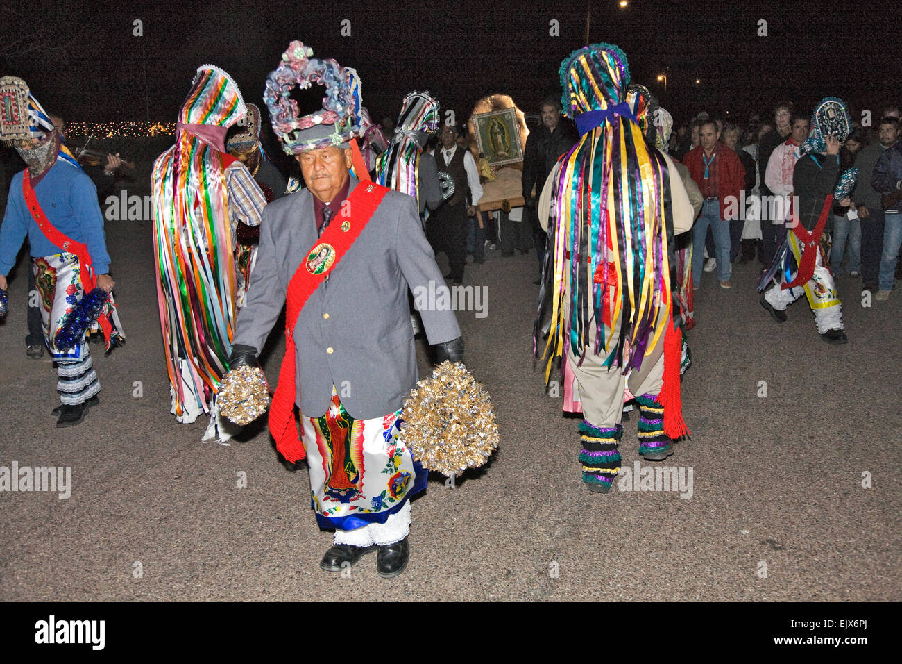 Habillés de couleurs vives et de pèlerins danseurs sont partout au cours de la célébration de la Vierge de Guadalupe Fête Banque D'Images