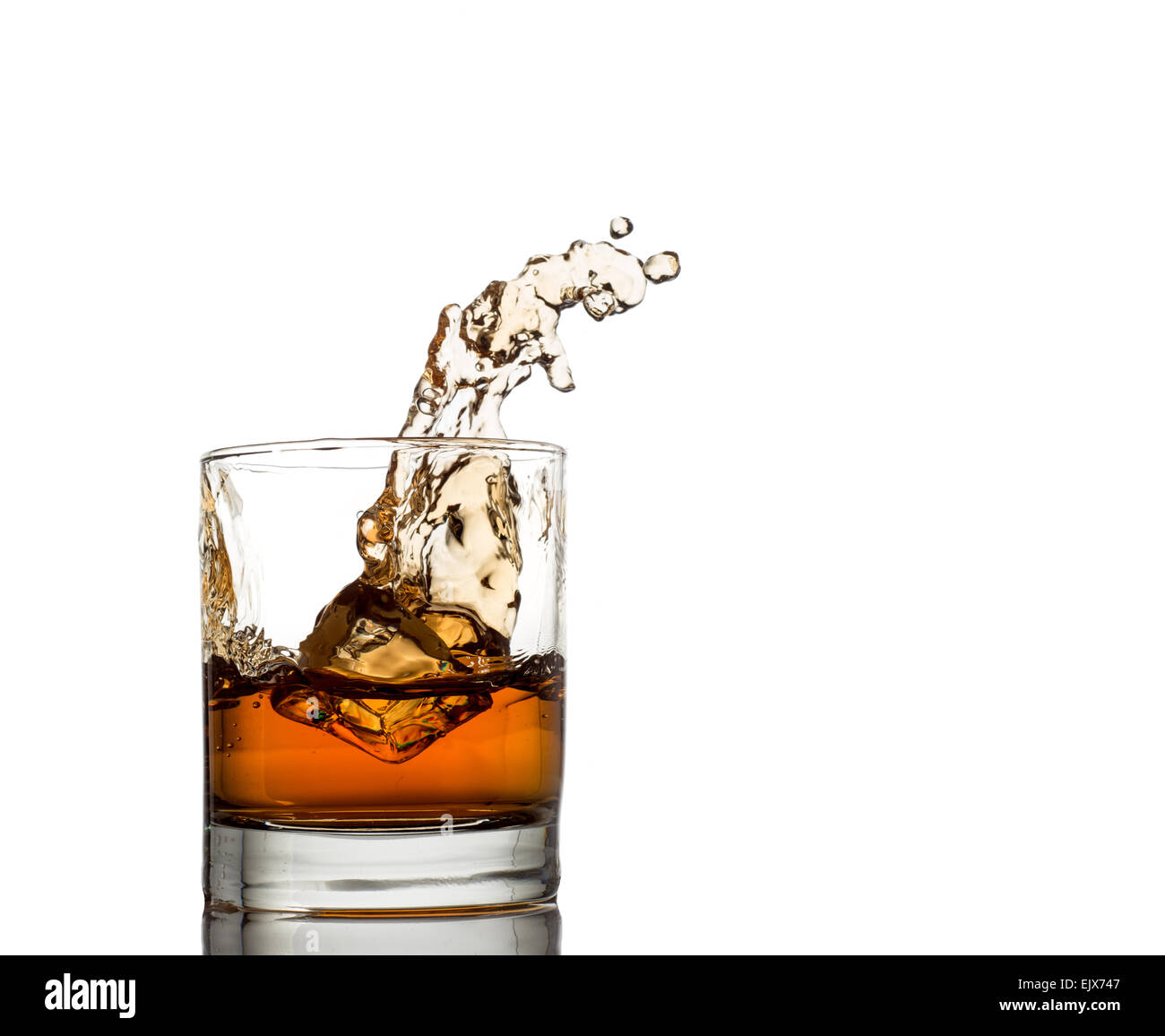 Shot de whiskey isolé avec splash on white Banque D'Images