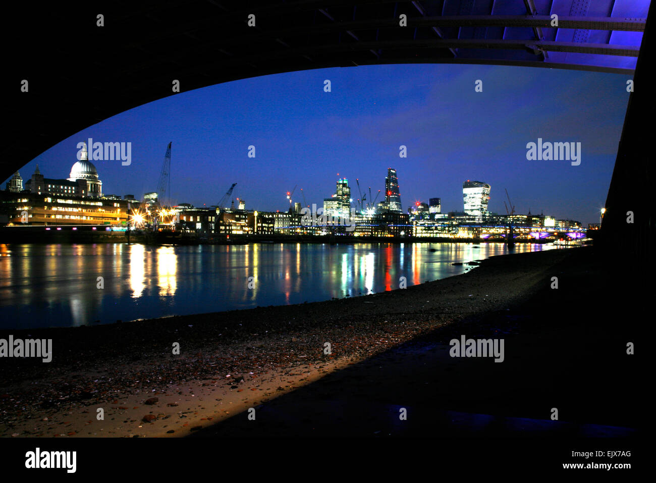 Vue sur la Tamise à Bankside à la Cathédrale St Paul, Millennium Bridge et de la ville de Londres, London, UK Banque D'Images