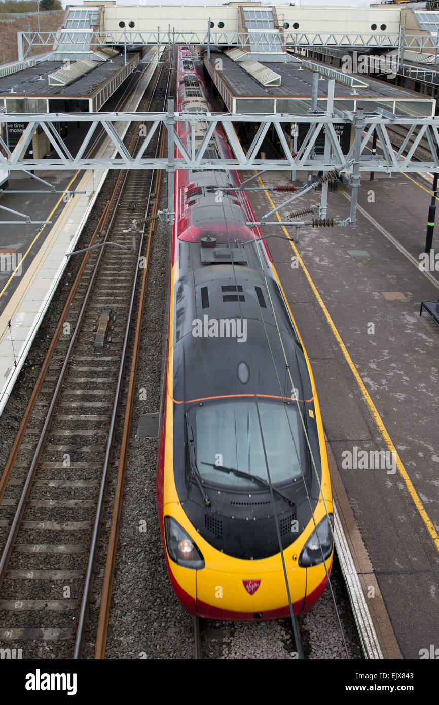 Milton Keynes, Royaume-Uni le 02 avril 2015. Des trains à destination de London Euston s'arrêteront à la gare centrale de Milton Keynes ce week-end de vacances prévues en raison de travaux de génie civil. Crédit : Chris Yates / Alamy Live News Banque D'Images