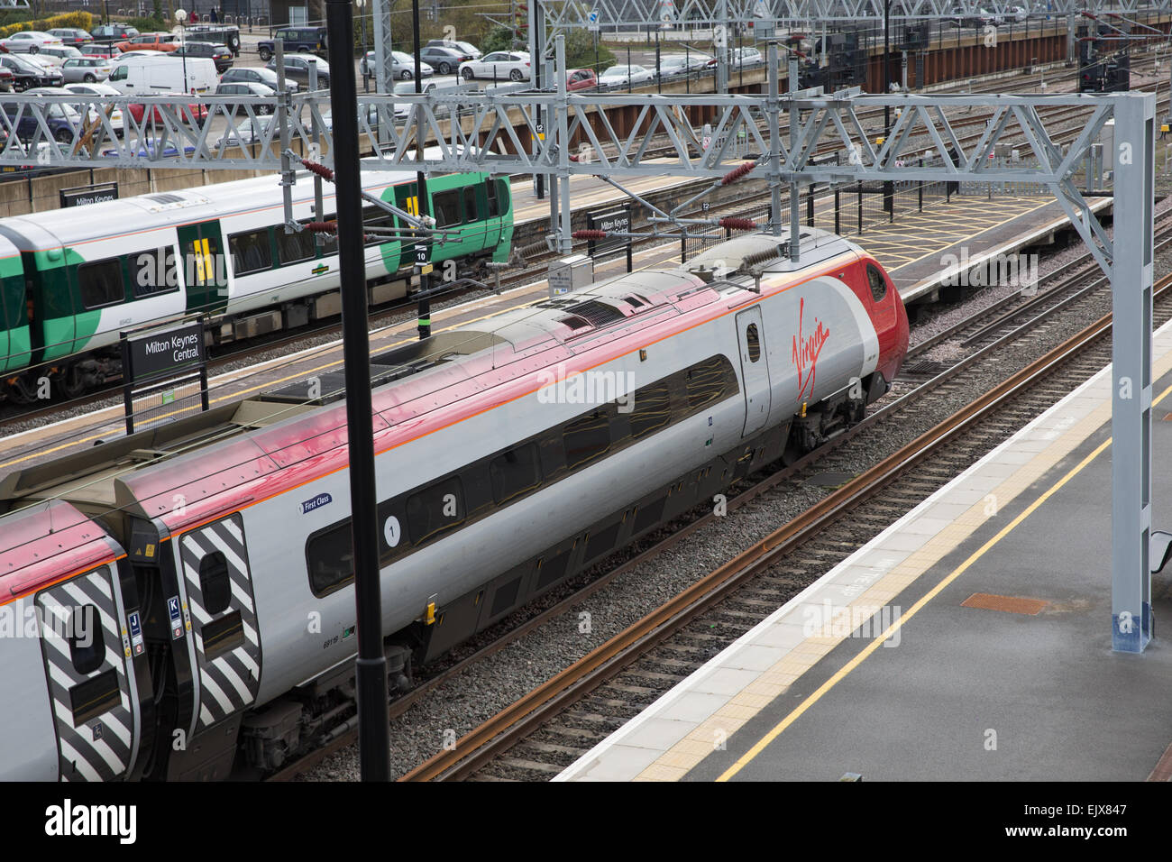 Milton Keynes, Royaume-Uni le 02 avril 2015. Des trains à destination de London Euston s'arrêteront à la gare centrale de Milton Keynes ce week-end de vacances prévues en raison de travaux de génie civil. Crédit : Chris Yates / Alamy Live News Banque D'Images