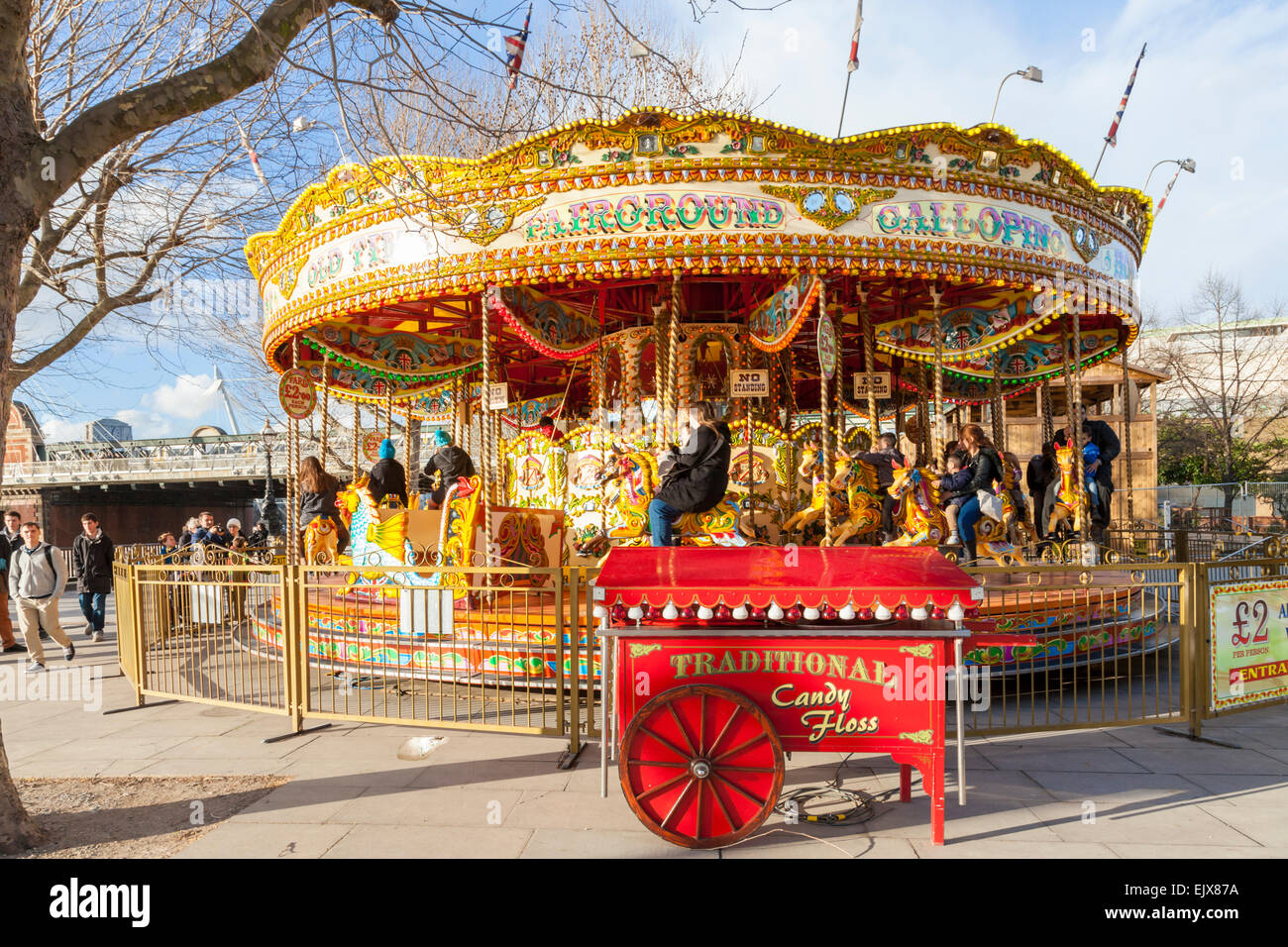 Chevaux au galop traditionnel merry go round ou rond-point, Southbank, Londres, Angleterre, Royaume-Uni Banque D'Images