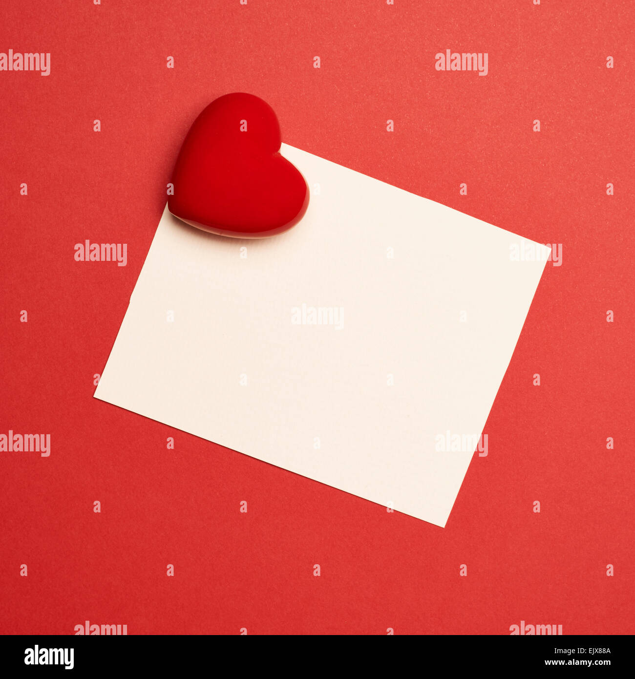 Carte de vœux vide blanc recouvert de coeur Banque D'Images