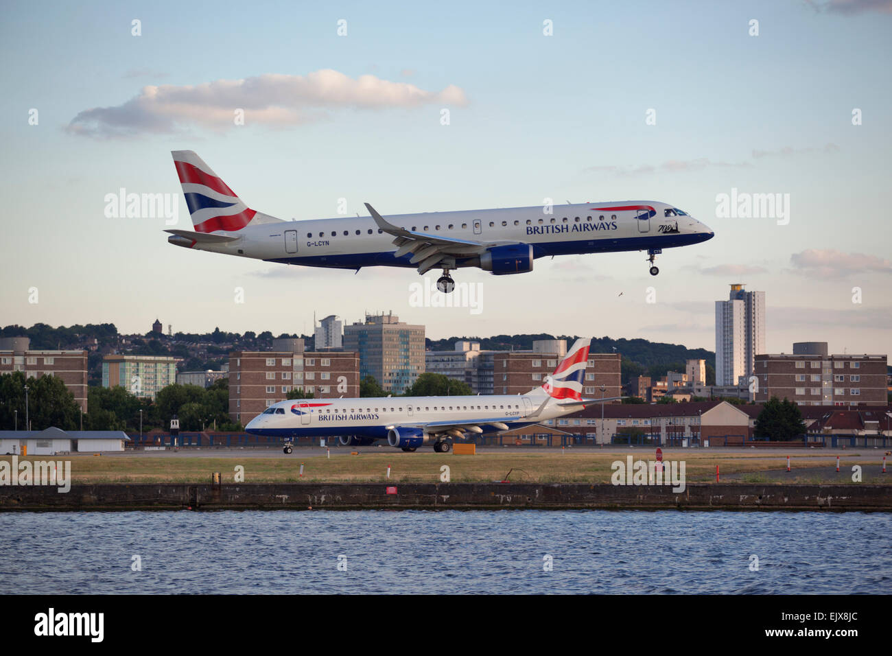 Deux avions de British Airways à l'aéroport de London City Banque D'Images