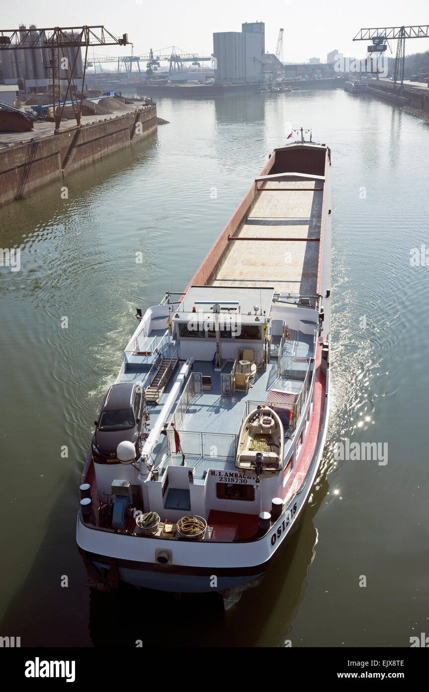 Barge à partir de port de recul Banque D'Images