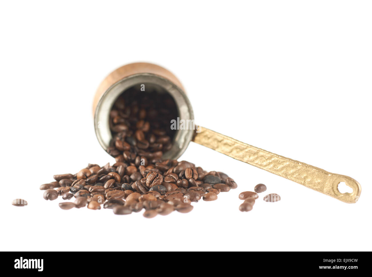 Cezve cuivre et les grains de café Banque D'Images