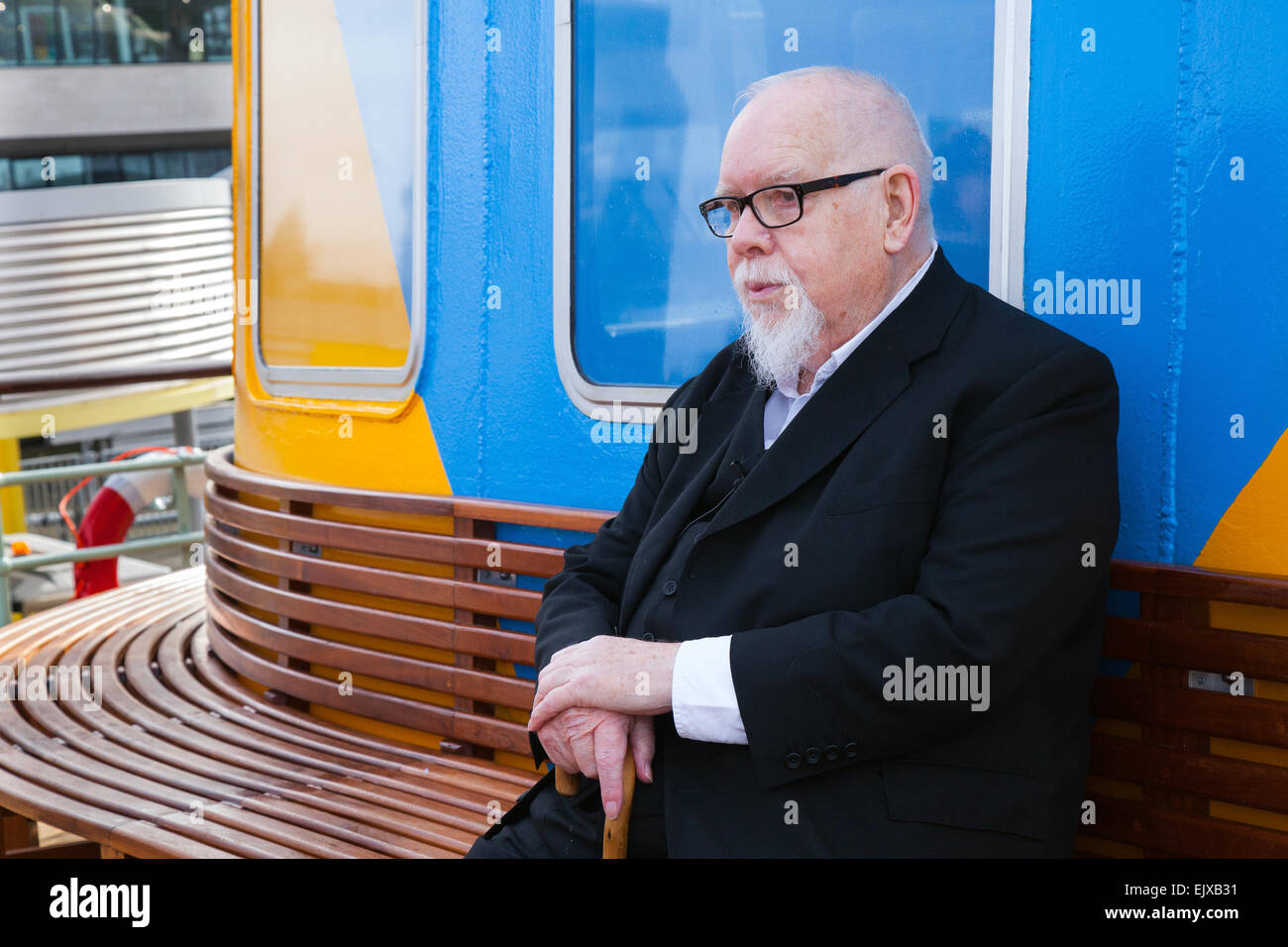 Liverpool, Merseyside, Royaume-Uni le 02 avril 2015. Sir Peter Blake à la séance inaugurale de la voile Ferry Dazzle nouvellement peintes sur la Mersey. Le Snowdrop a été repeinte dans un design unique créé par Sir Peter Blake, l'artiste derrière le couvercle de l'album des Beatles Sgt Pepper. Cette forme de camouflage a été inventé dans la Première Guerre mondiale pour confondre l'ennemi, comme le brillant et dessins sinueux, il était difficile pour les forces hostiles pour suivre la portée et la vitesse des navires alliés. Le Snowdrop a été repeint à Cammell Laird à Birkenhead. Banque D'Images