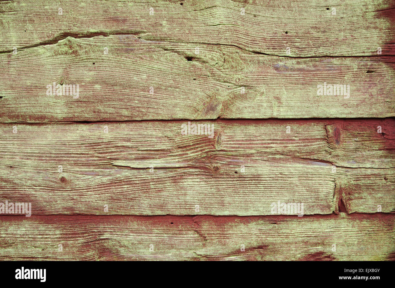 Arrière-plan de vieux rouge en bois avec mur de planches de plus en plus vert mousse Banque D'Images