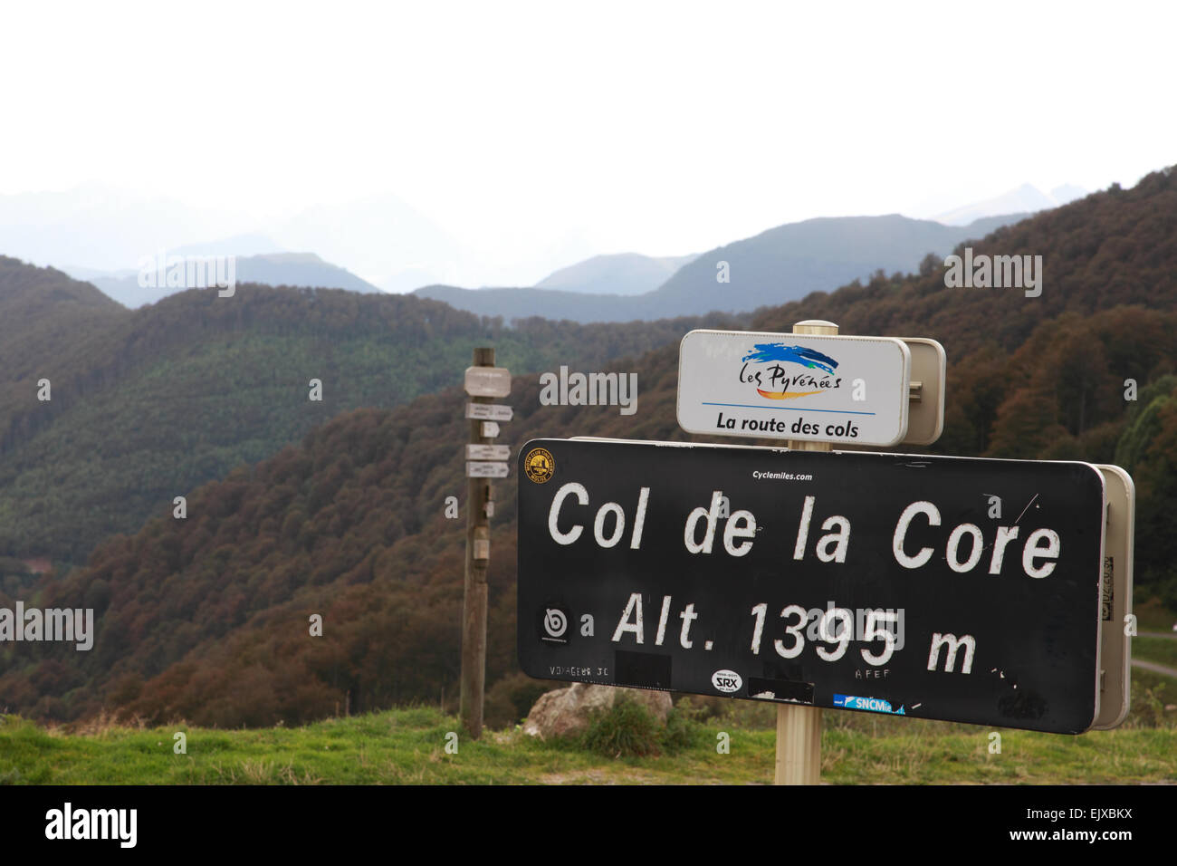 Inscrivez-vous sur le sommet du col de la Core, une voie d'évasion durant la Seconde Guerre mondiale 2, et souvent une partie de l'itinéraire du Tour de France Banque D'Images