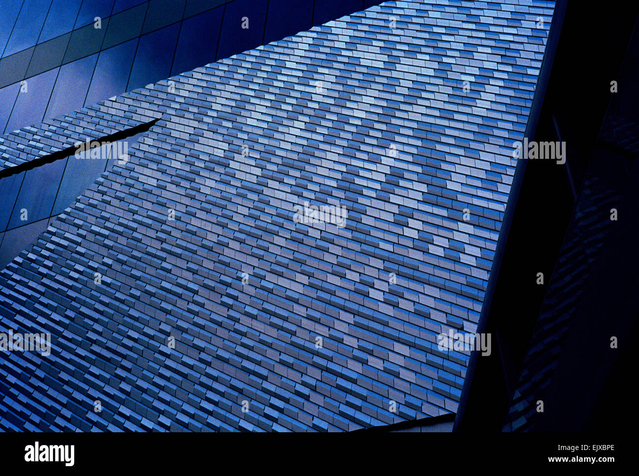 Bâtiment d'architecture moderne à Sukhumvit Bangkok en Thaïlande en Asie du Sud-est extrême-Orient. Belle modernité urbaine Design ville Bleu abstrait Voyage Banque D'Images