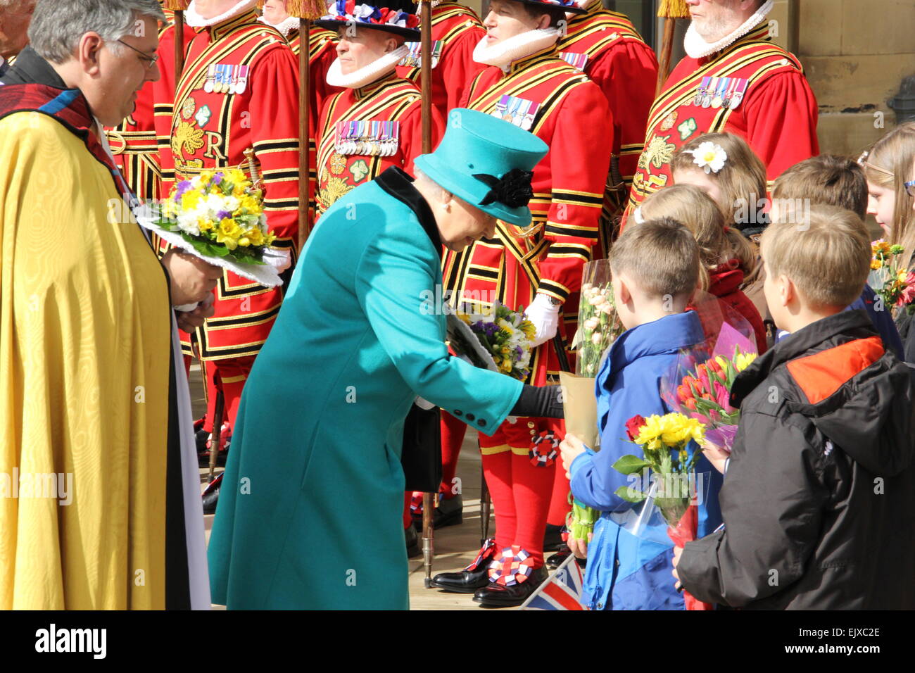 Sheffield, Royaume-Uni. 2 Jan 2015. La reine Elizabeth II et Son Altesse Royale le duc d'Édimbourg après avoir assisté au service à Saint Cathédrale de Sheffield. En plus de 900 ans, c'est la première fois que cette occasion État a eu lieu dans le sud du Yorkshire. Credit : Matthew Taylor/Alamy Live News Banque D'Images