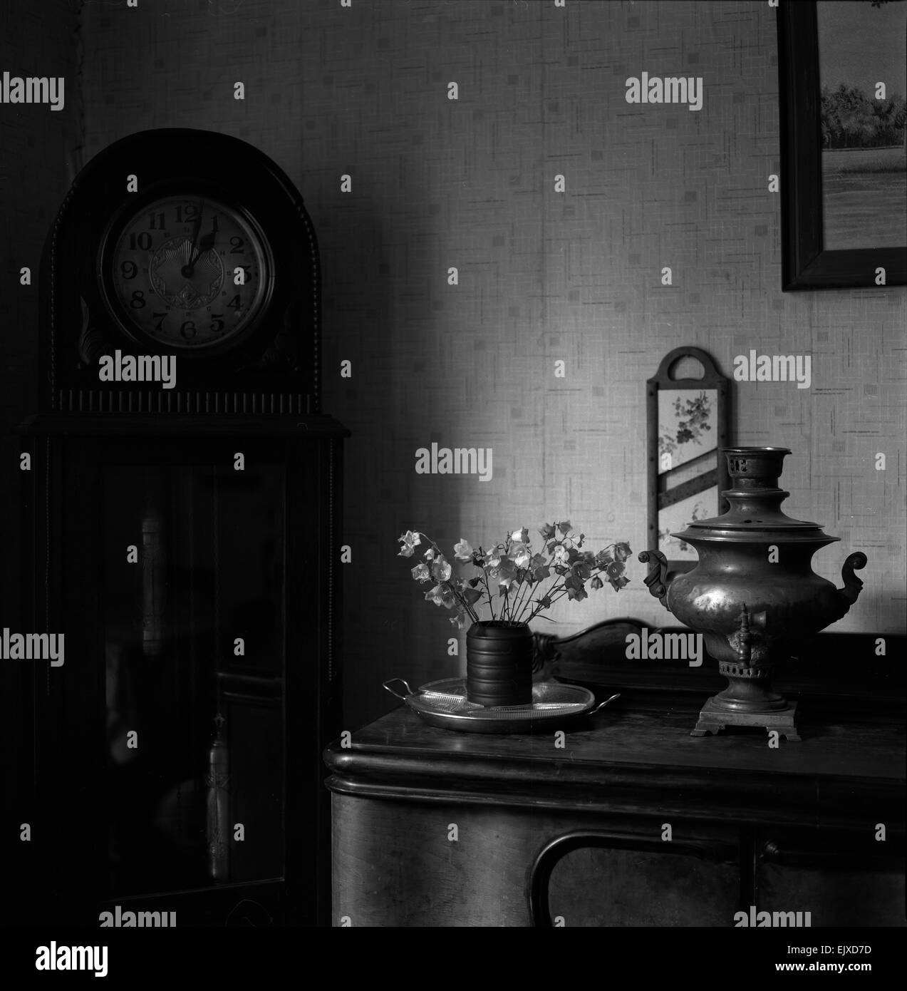 Le moyen format intérieur monochrome shot de samovar, vase et horloge grand-père. Banque D'Images