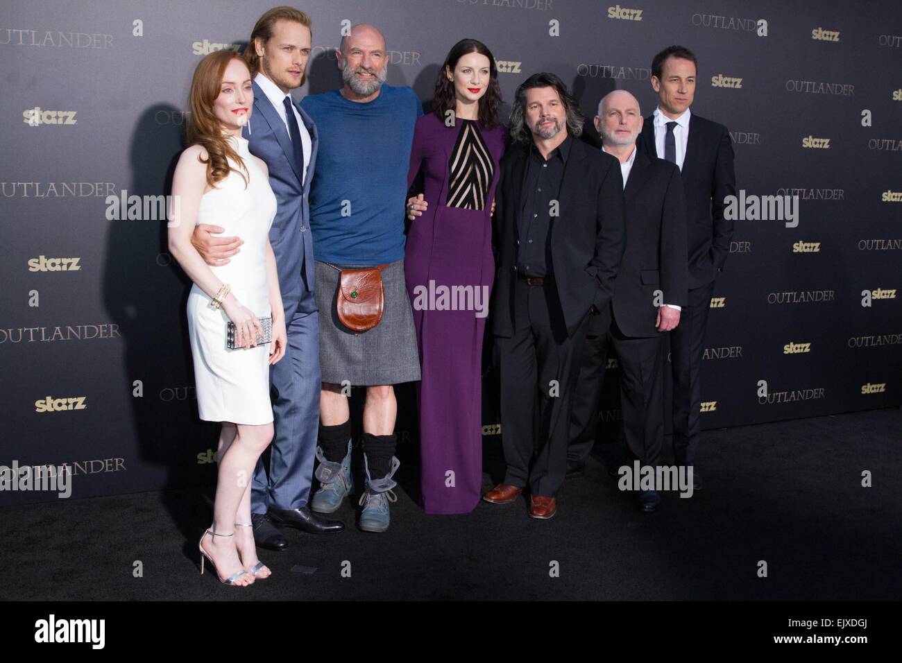 New York, NY, USA. 1er avril 2015. Lotte Verbeek, Sam Heughan, Graham McTavish, Caitriona Balfe, Ronald D. Moore, Gary Lewis, Tobias Menzies aux arrivées d'OUTLANDER, Premiere mi-saison Ziegfeld Theatre, New York, NY Avril 1, 2015. Credit : Everett Collection Inc/Alamy Live News Banque D'Images