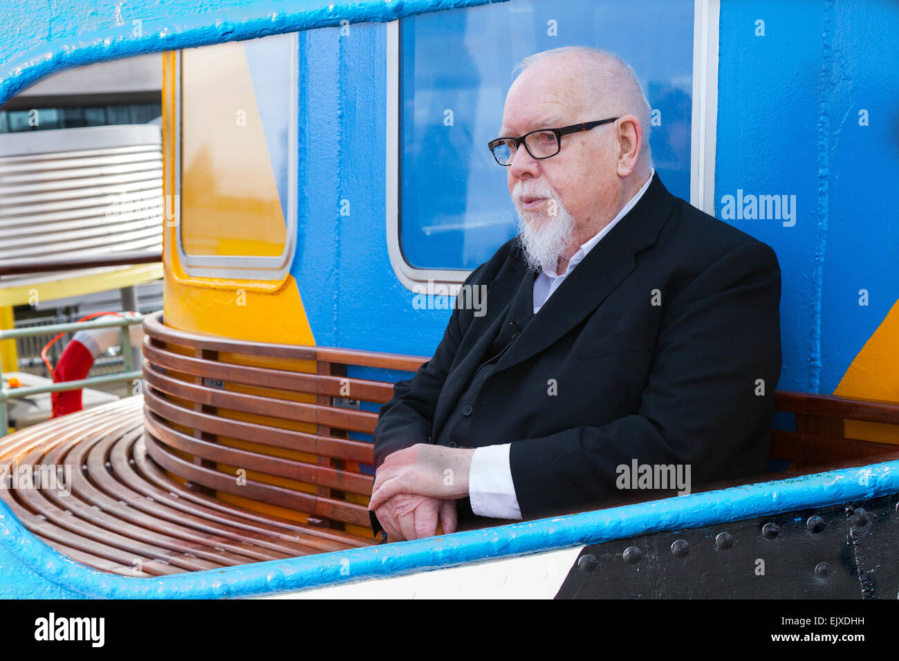 Liverpool, Merseyside, Royaume-Uni le 02 avril 2015. Sir Peter Blake à la séance inaugurale de la voile Ferry Dazzle nouvellement peintes sur la Mersey. Le Snowdrop a été repeinte dans un design unique créé par Sir Peter Blake, l'artiste derrière le couvercle de l'album des Beatles Sgt Pepper. Cette forme de camouflage a été inventé dans la Première Guerre mondiale pour confondre l'ennemi, comme le brillant et dessins sinueux, il était difficile pour les forces hostiles pour suivre la portée et la vitesse des navires alliés. Le Snowdrop a été repeint à Cammell Laird à Birkenhead. Credit : Mar Photographics/Alamy Live News Banque D'Images