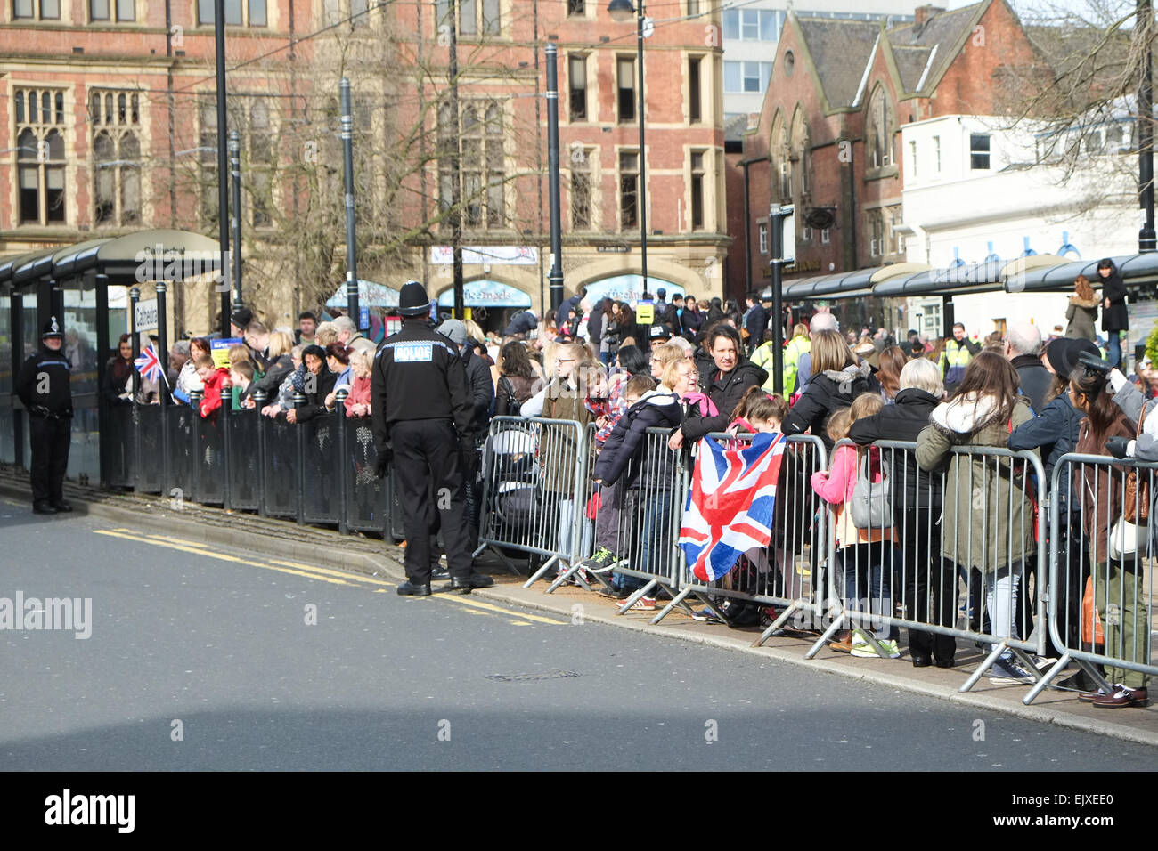 Sheffield, Royaume-Uni. Le 02 avril 2015. Sa Majesté la Reine visite Cathédrale de Sheffield pour la première fois à l'occasion du traditionnel Jeudi saint où elle à 89 pence pour 178 hommes et femmes. Crédit : Matthieu Chattle/Alamy Live News Banque D'Images