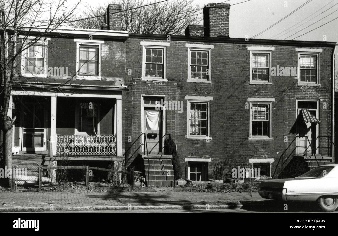 Situé à l’extrémité nord du quartier du centre-ville de Richmond, Jackson Ward était autrefois un centre de culture et d’affaires afro-américaines. Le quartier, riche en histoire, abritait des monuments remarquables comme le théâtre de l'Hippodrome, fréquenté par des artistes comme Ella Fitzgerald et Duke Ellington. Banque D'Images