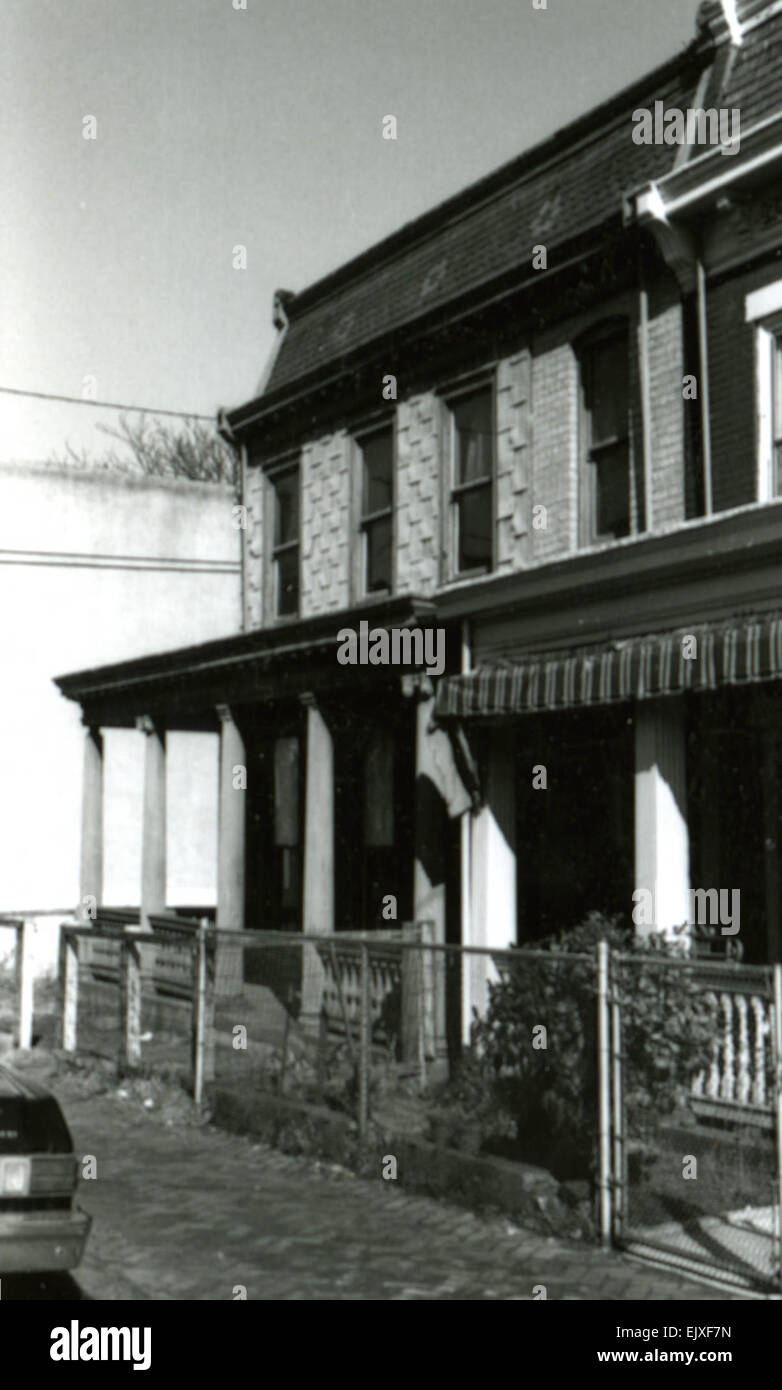 Le 517 St James Street, situé dans le quartier Jackson Ward de Richmond, est un site historiquement important. Développé à l'origine par des immigrants européens, il est devenu une plaque tournante pour la culture afro-américaine pendant la reconstruction, accueillant des personnalités célèbres comme Ella Fitzgerald et Duke Ellington, et connu pour ses communautés de divertissement et d'église dynamiques. Banque D'Images