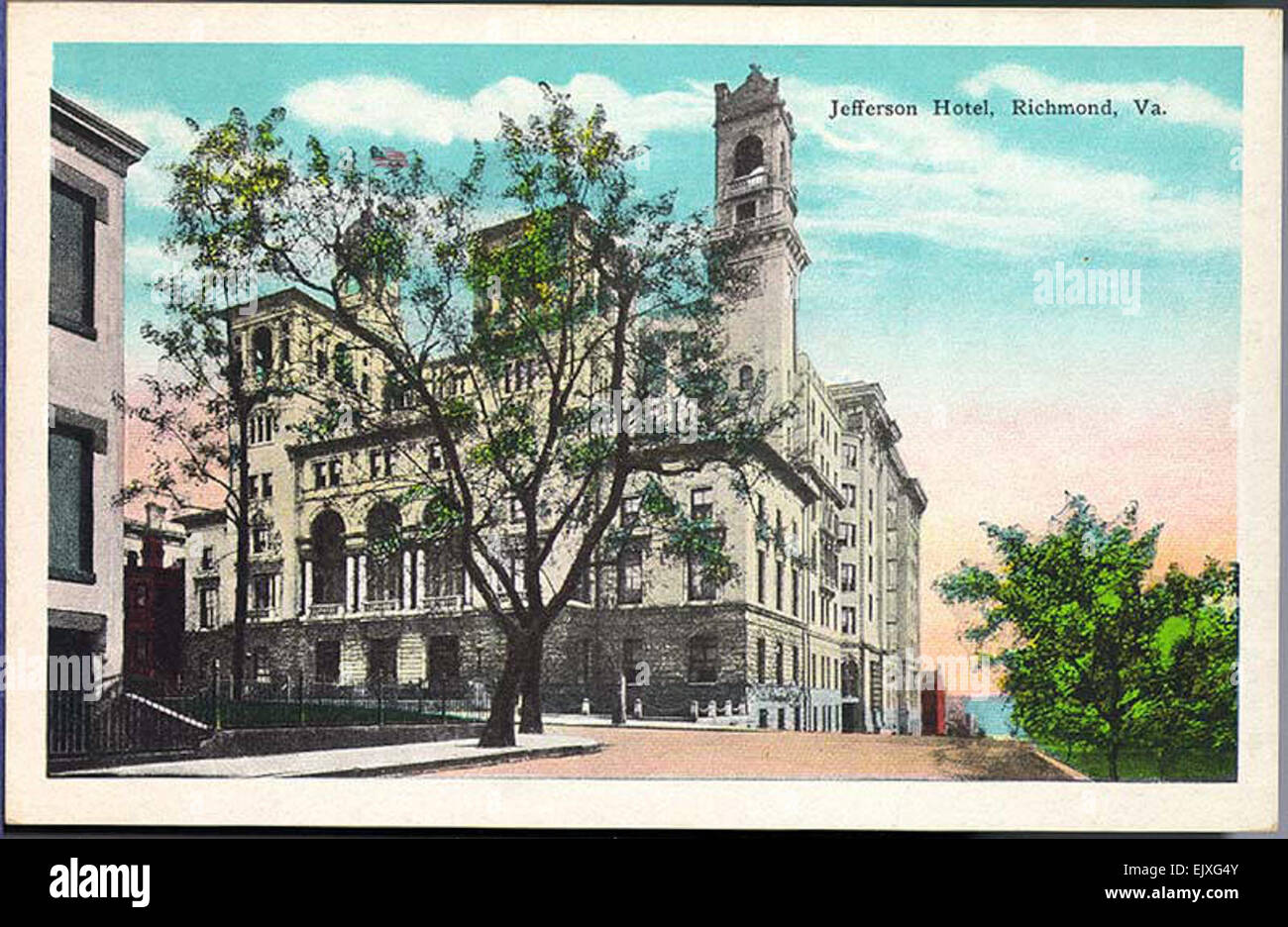 Cette collection de cartes postales vintage offre un aperçu de Richmond, en Virginie, au début du XXe siècle, montrant des bâtiments emblématiques comme le Jefferson Hotel. Bon nombre de ces structures n'existent plus ou ont été modifiées au fil du temps. Banque D'Images