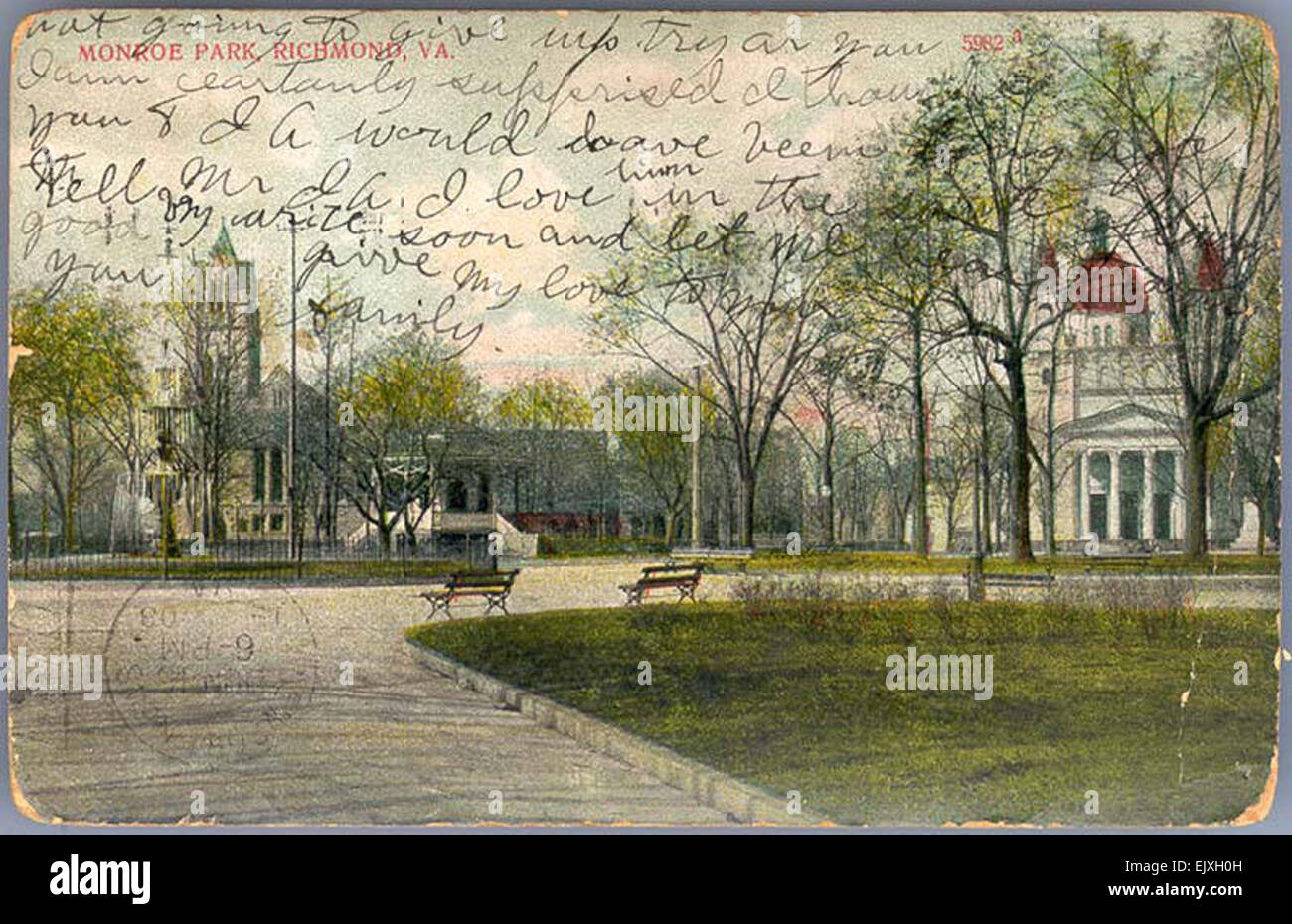 Cette collection de cartes postales vintage offre un aperçu de Richmond, en Virginie, au début du XXe siècle, en se concentrant sur Monroe Park. Bon nombre des bâtiments et des structures présentés n'existent plus ou ont été modifiés. Les cartes postales capturent l'évolution du paysage et des attitudes sociales de l'époque, mettant en évidence les changements culturels dans la ville. Banque D'Images