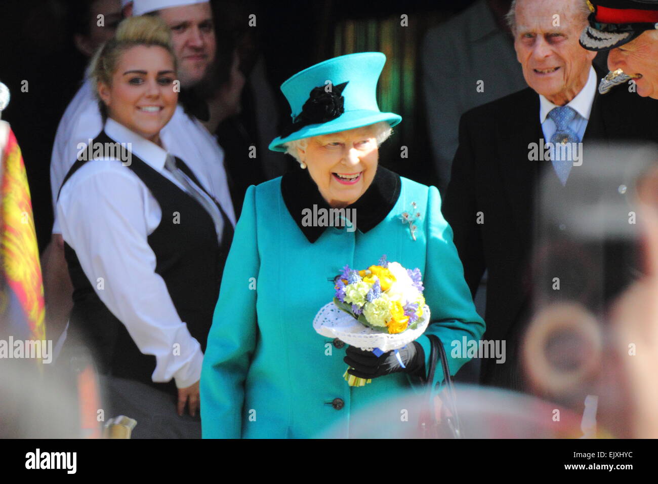 Sheffield, Royaume-Uni. 2 Jan 2015. La reine Elizabeth II et Son Altesse Royale le duc d'Édimbourg se dégagent de Sheffield City Hall où ils ont déjeuné à la suite de leur participation antérieure au Royal Service à Saint Cathédrale de Sheffield. Credit : Matthew Taylor/Alamy Live News Banque D'Images