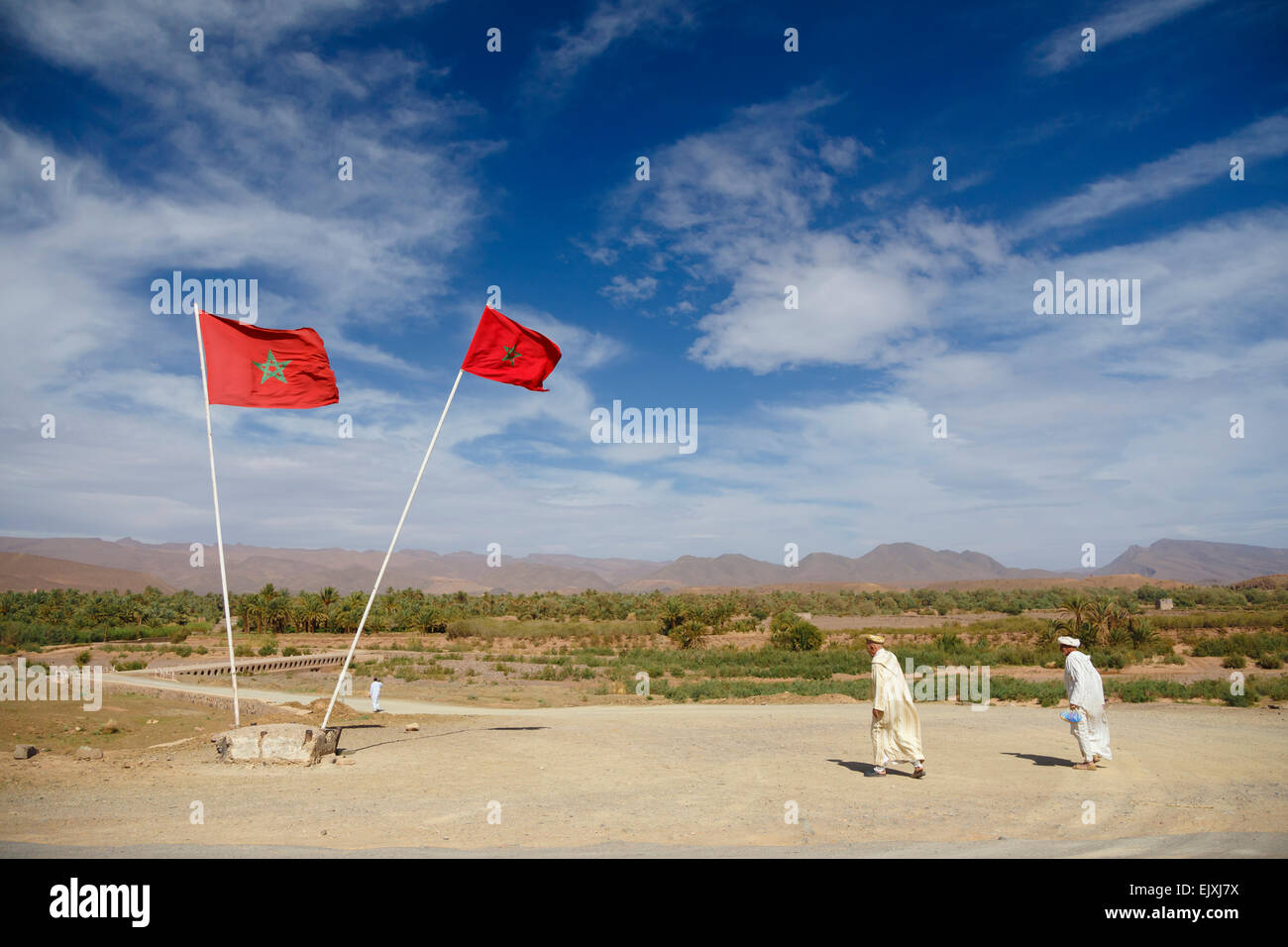 Le Maroc, deux hommes près de drapeaux marocains Banque D'Images