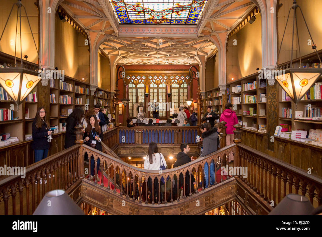 Les touristes à l'intérieur de la Librairie Lello, avec Bertrand à Lisbonne, c'est l'une des plus anciennes librairies au Portugal. Banque D'Images