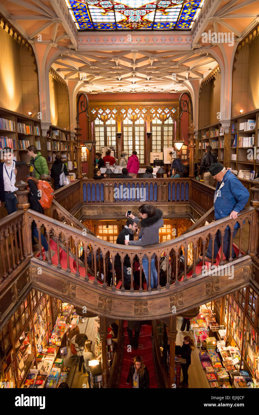 Les touristes à l'intérieur de la Librairie Lello, avec Bertrand à Lisbonne, c'est l'une des plus anciennes librairies au Portugal. Banque D'Images