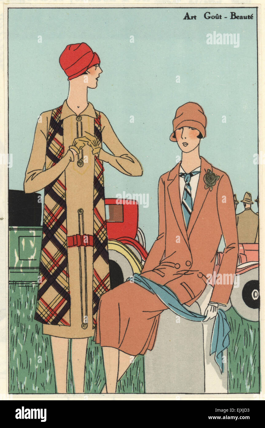 Les femmes dans l'usure de l'après-midi en face de l'automobile. L'une dans une robe de tartan check et du turban, l'autre en chapeau cloche et corail rose-coat, 1926. Banque D'Images
