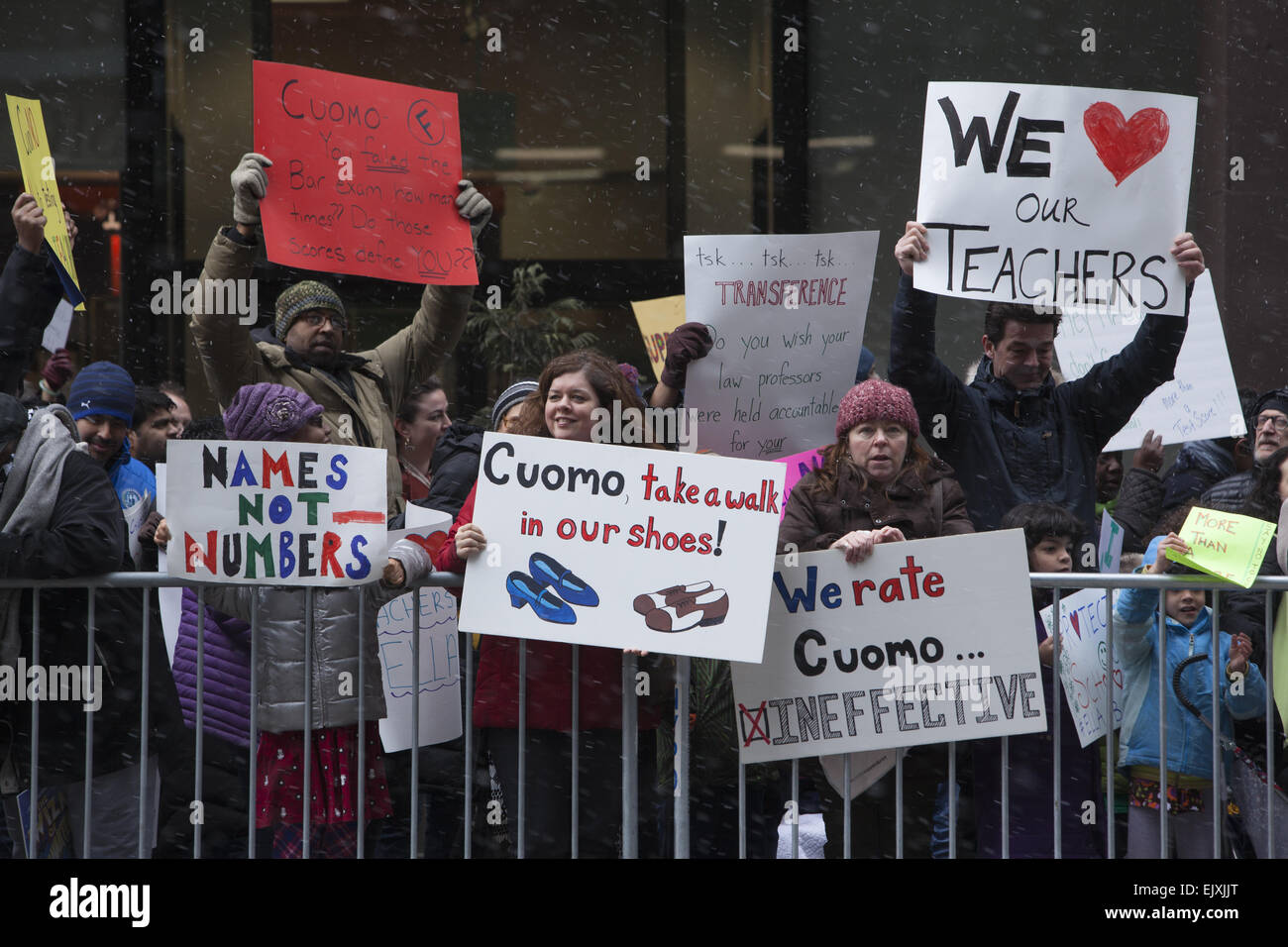 Grande manifestation à New York bureau du gouverneur de New York lui disant pour financer l'éducation du public et de soutenir les enfants mur pas S Banque D'Images