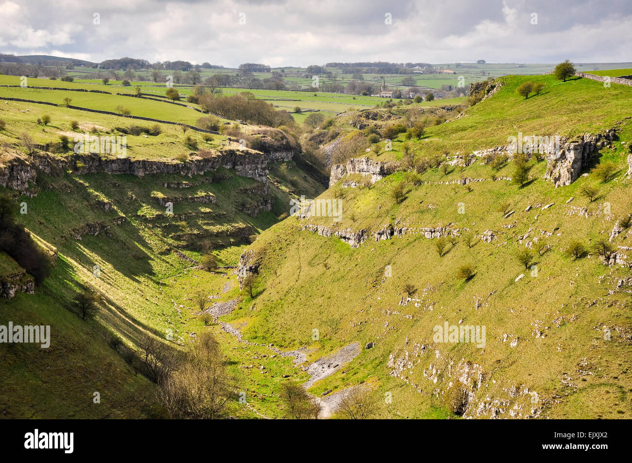 La partie supérieure de Lathkill Dale avec vue vers le village de Monyash. Une journée de printemps ensoleillée dans le Peak District. Banque D'Images