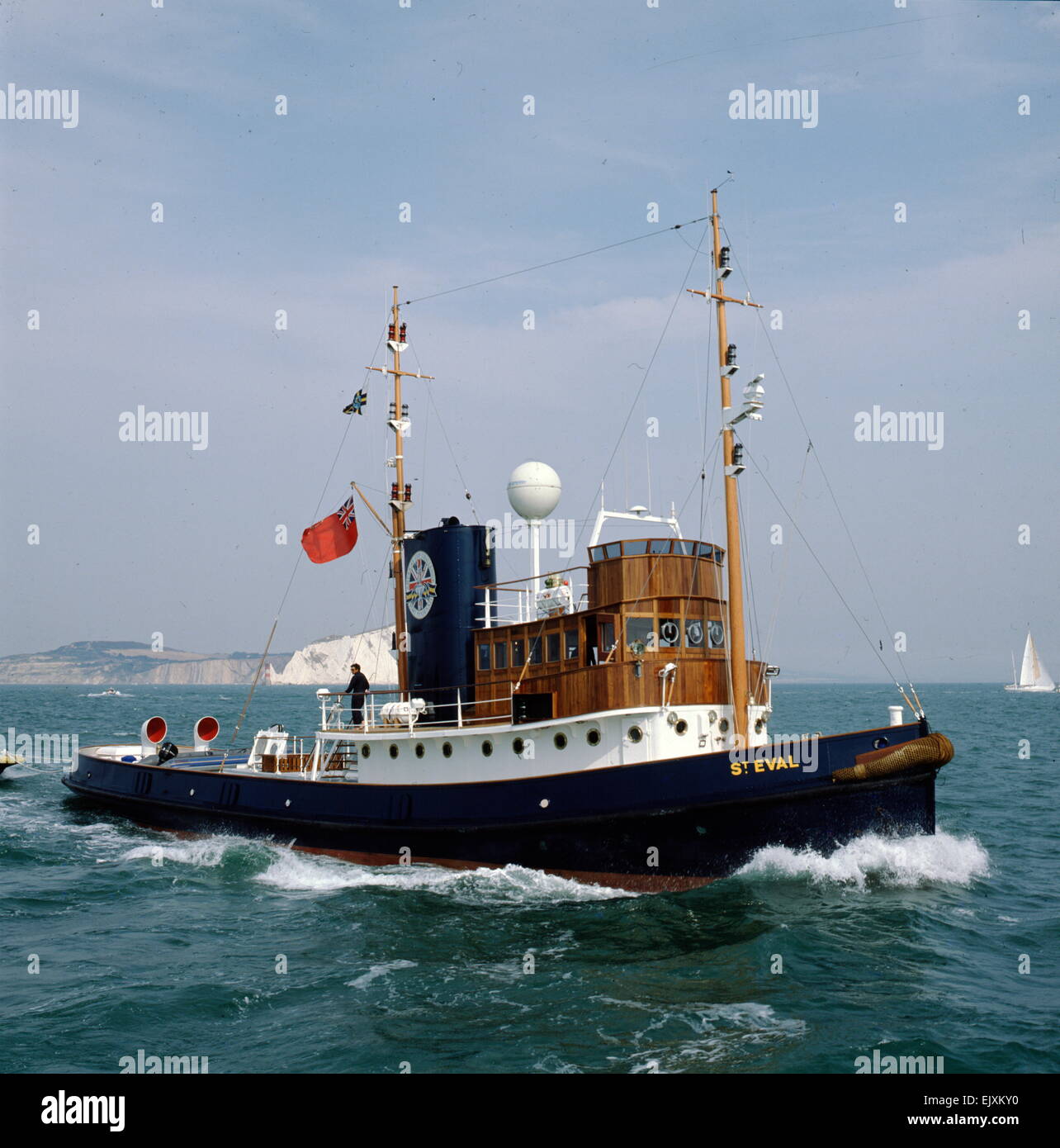 AJAXNETPHOTO. - 1989. SOLENT, ANGLETERRE - REMORQUEUR SUPERYACHT - ST.EVAL, PROPRIÉTÉ DE PETER DE SAVARY, EN PASSANT PAR LES AIGUILLES. PHOTO:JONATHAN EASTLAND/AJAX REF:891526 Banque D'Images