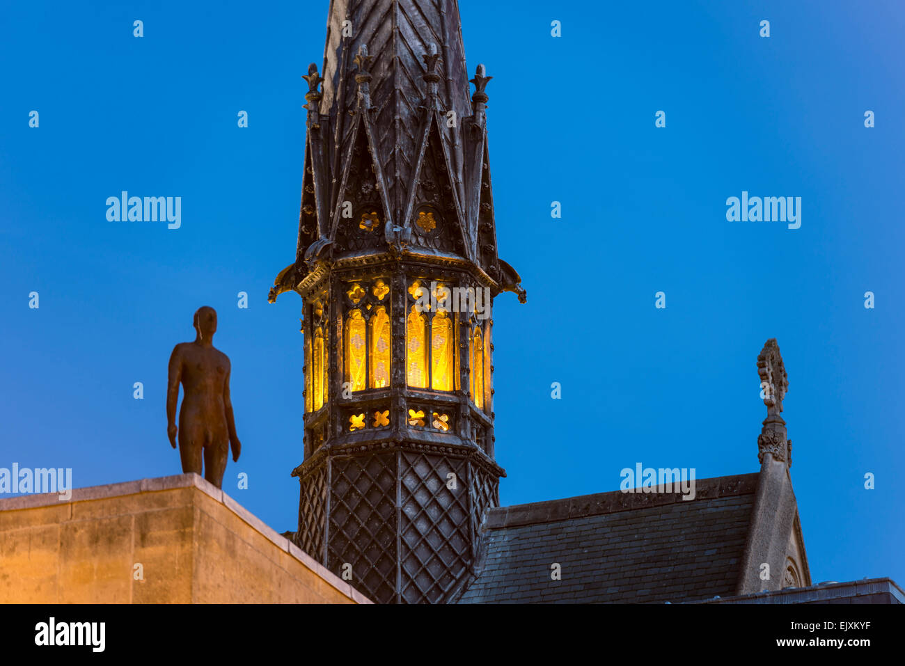 La flèche de l'Exeter College, Oxford University et chapelle Antony Gormley sculpture de l'homme de fer au crépuscule Banque D'Images