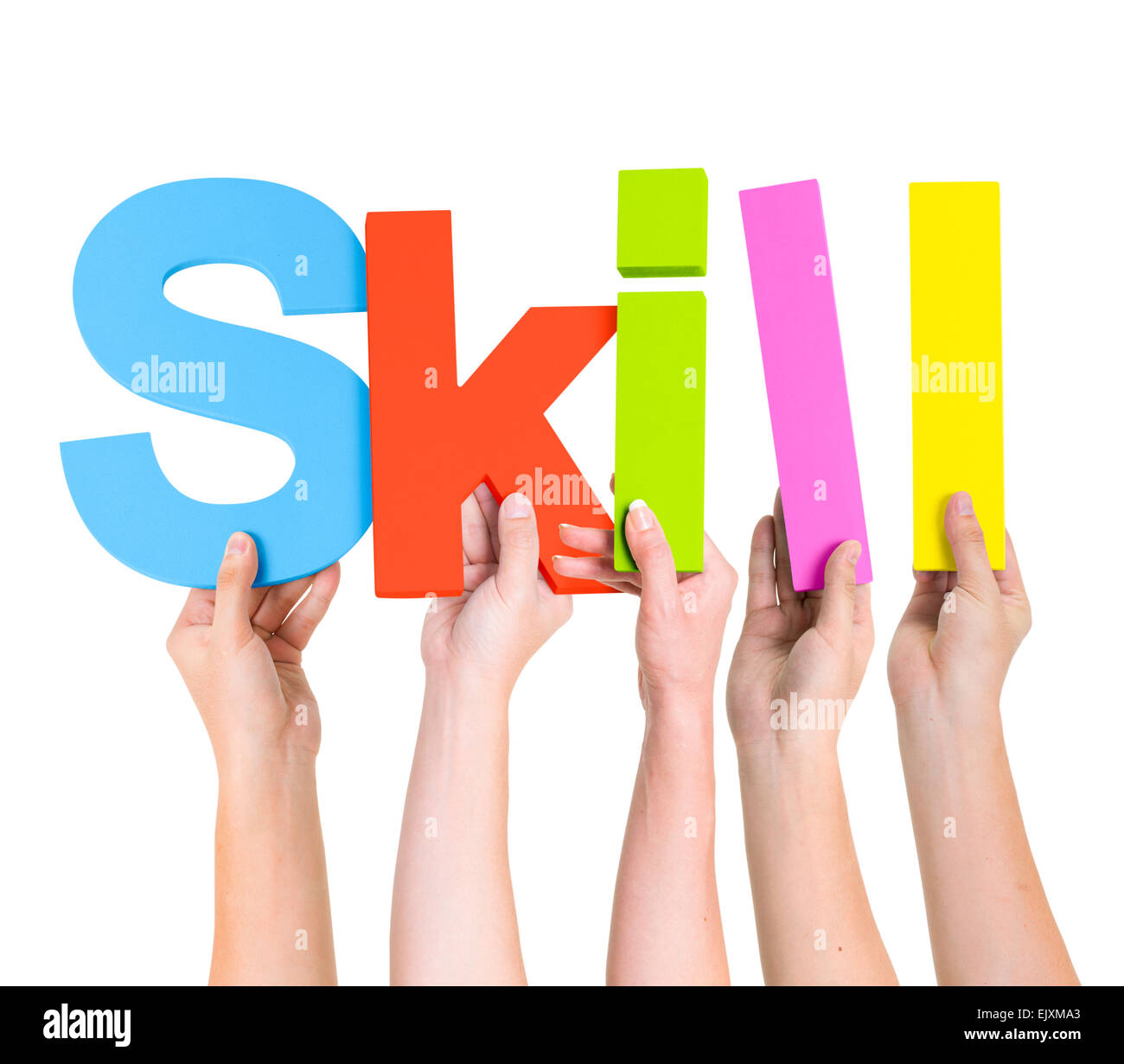 Groupe de personnes multi-bras levés du holding de lettres qui forment les compétences Banque D'Images