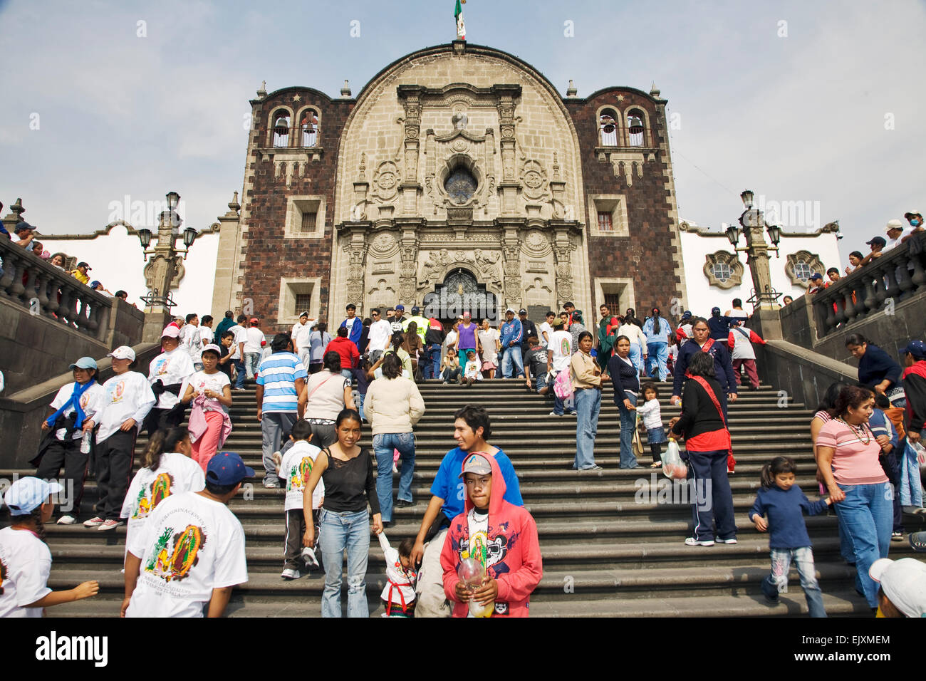 Les rues foule des pèlerins sur le chemin de la Basilique de Guadalupe à La Villa dans la ville de Mexico au cours de la célébration Banque D'Images