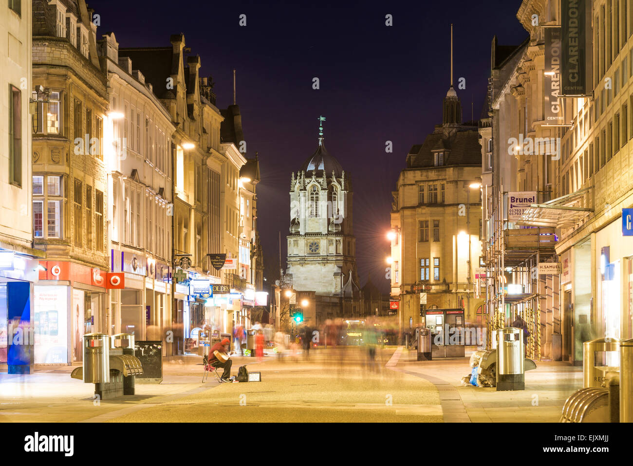 Tom Tour de Christ Church College, Oxford University, vue vers le bas Cornmarket Street, l'une des principales rues commerçantes d'Oxford Banque D'Images