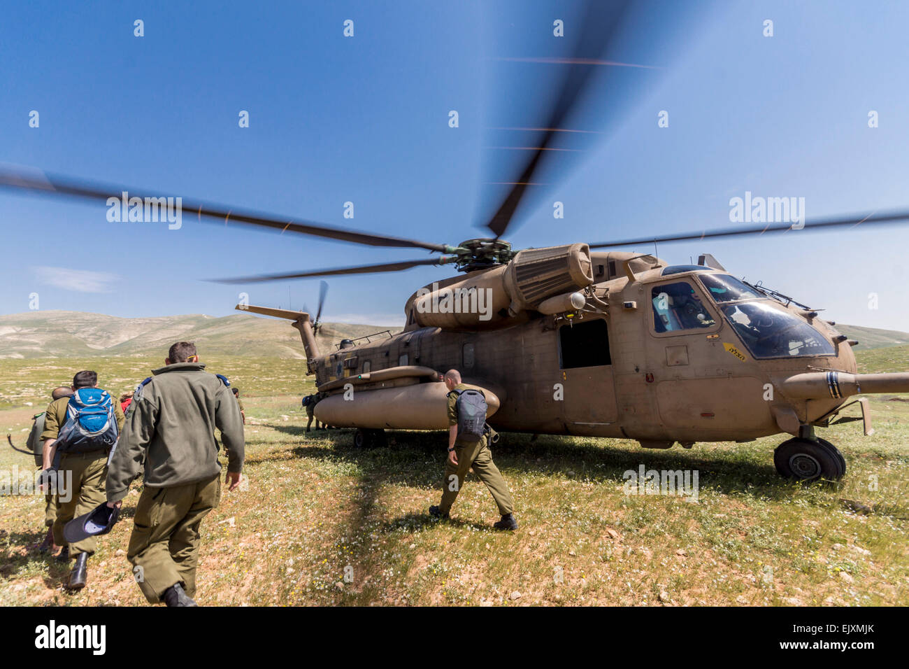 Désert de Judée. Des soldats israéliens ont été pris en charge par un hélicoptère CH-53. Banque D'Images