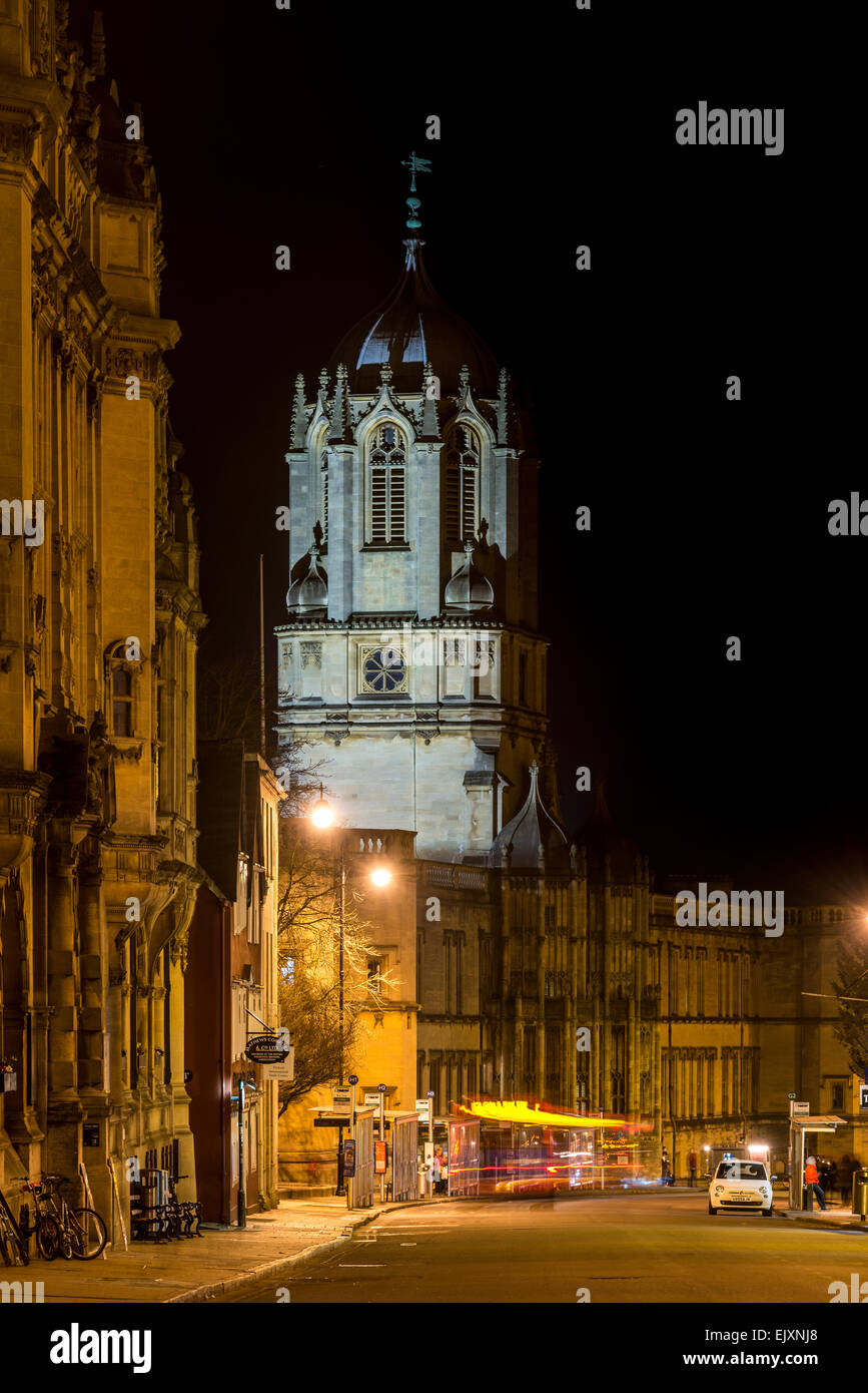 Tom Tour de Christ Church College, Oxford University, vue vers le bas St Aldate's la nuit car le trafic passe par Banque D'Images