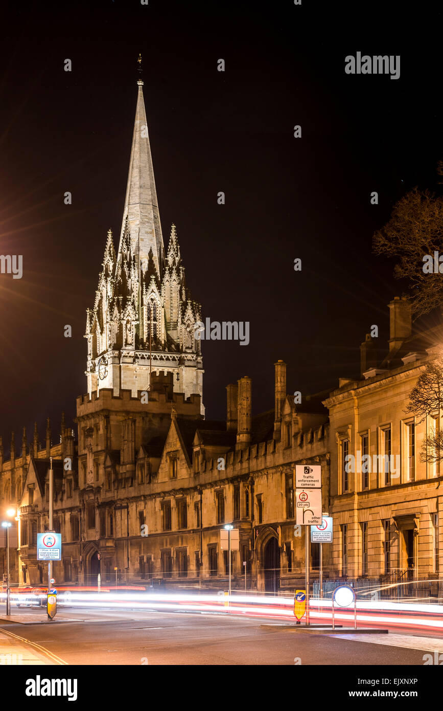 L'église de l'Université de St Mary, Oxford, UK de la Grand-rue que le trafic passant par les feuilles light trails Banque D'Images