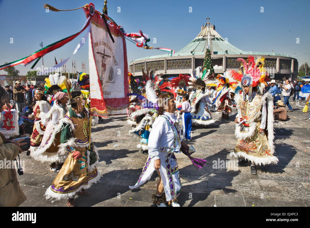 Habillés de couleurs vives et de pèlerins danseurs sont partout au cours de la célébration de la Vierge de Guadalupe Fête au Mexique Banque D'Images