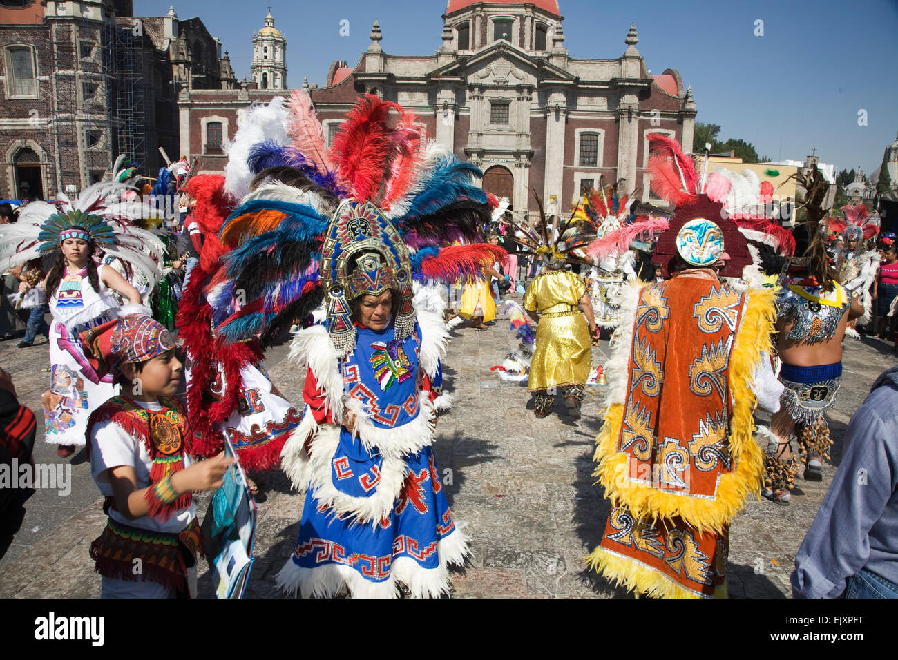 Une grande troupe de danseurs costumés aux couleurs vives célèbre la Vierge de Guadalupe fête le 12 décembre dans la ville de Mexico à l'avant Banque D'Images