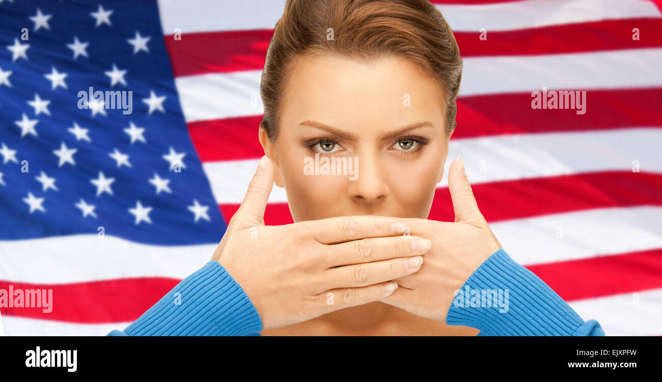 Femme avec les mains sur la bouche Banque D'Images