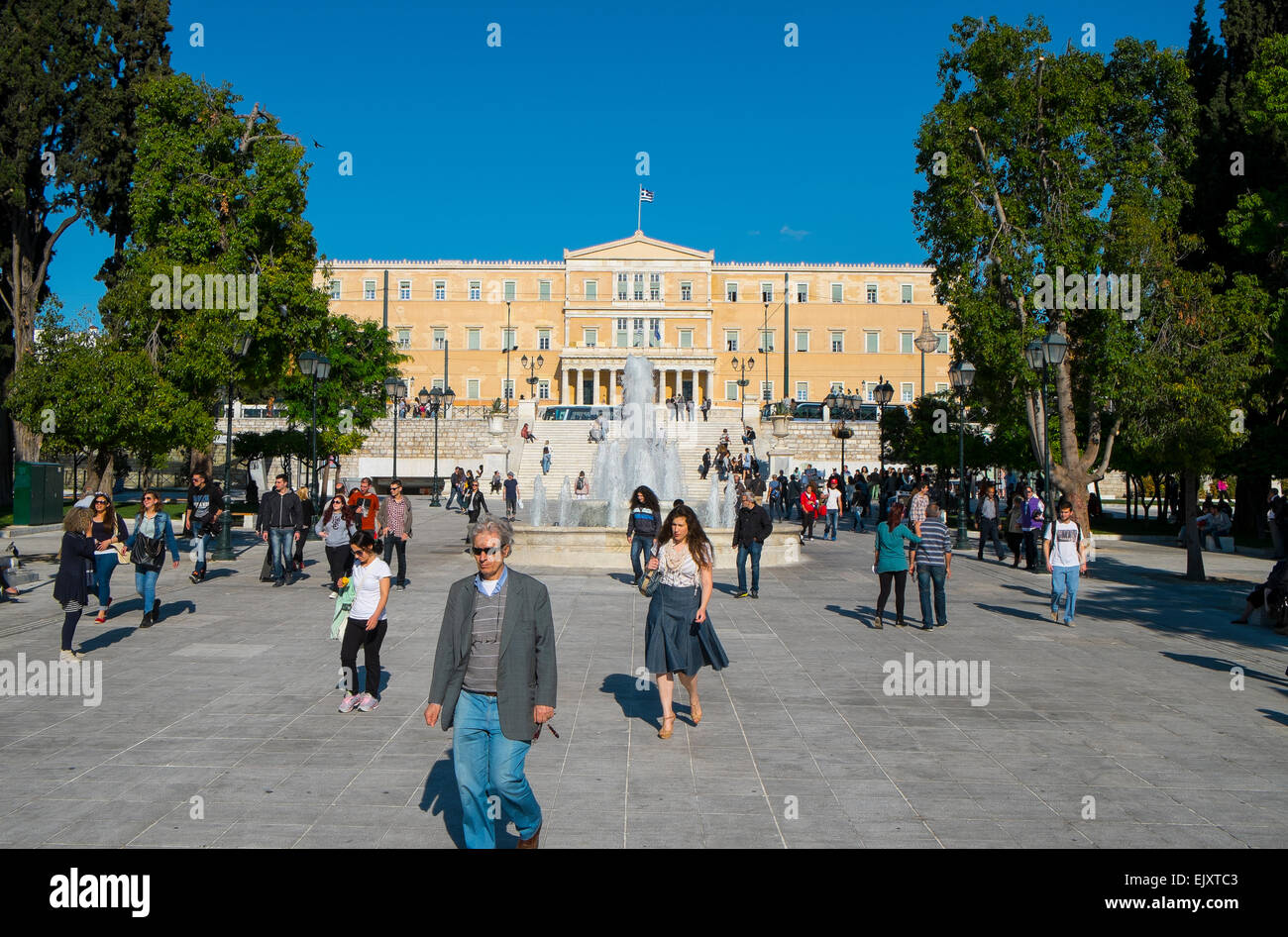 Les gens marchant à travers la place Syntagma, Athènes Banque D'Images
