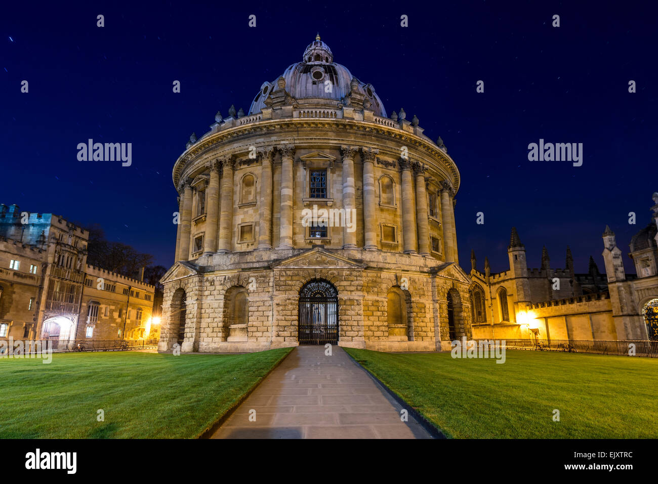 La Radcliffe Camera est une salle de lecture de la bibliothèque bodléienne, partie de l'Université d'Oxford. Vu ici dans la nuit. Banque D'Images