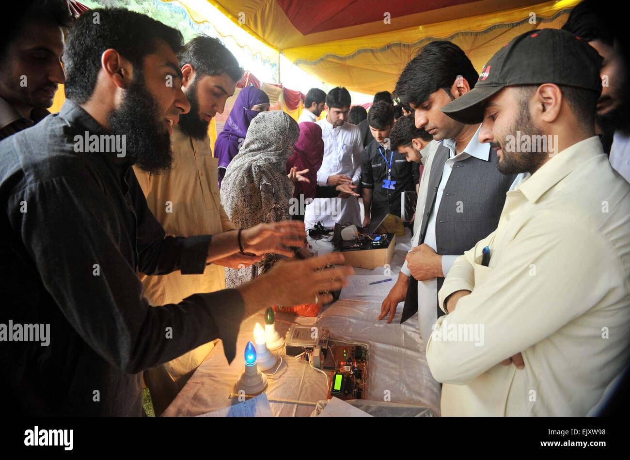 Les visiteurs prendre un vif intérêt à bloquer en cours Exposition organisée par la science physique et chimie Ministère tenue à Peshawar le Jeudi, Avril 02, 2015. Banque D'Images