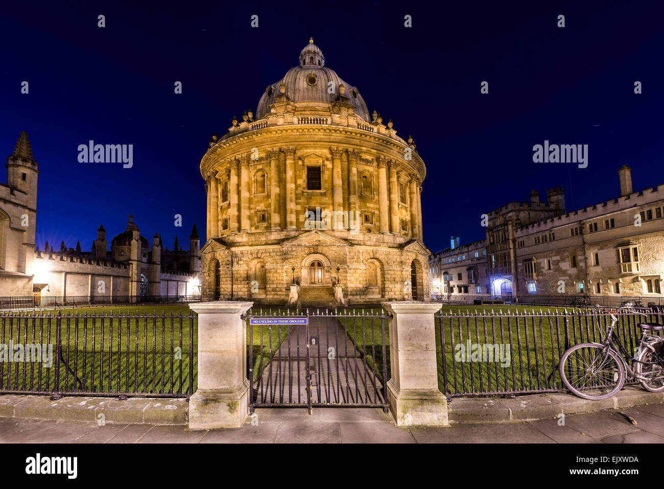 La Radcliffe Camera est une salle de lecture de la bibliothèque bodléienne, partie de l'Université d'Oxford. Vu ici dans la nuit. Banque D'Images