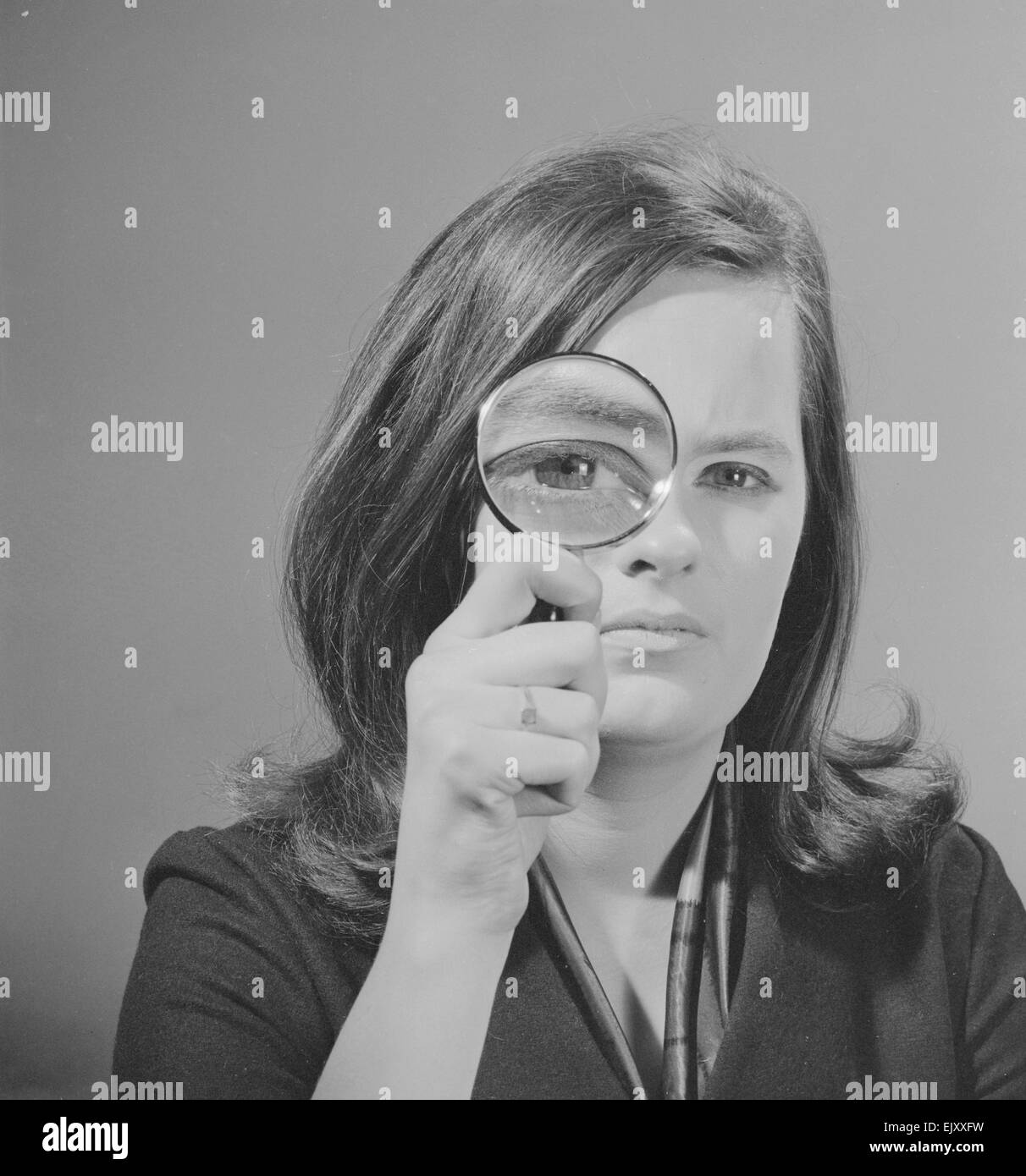 Jennie modèle Cropp avec loupe. Banque D'Images