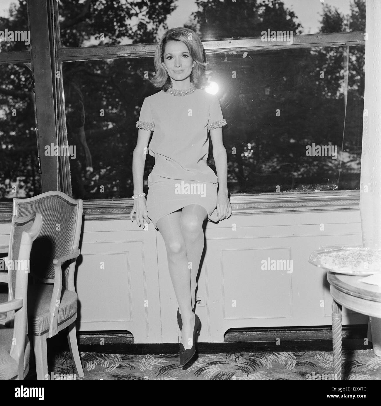 Lee Bouvier, actrice et soeur de Jacqueline Kennedy Onassis, photographié à l'Hôtel Savoy à Londres 19 septembre 1967. Lee Bouvier 34 est à Londres pour ses débuts à la télévision David Susskind est £120 000 production de 'Laura'. Elle est à l'aide de son nom de jeune fille comme elle préfère 'pour garder ma scène et vie privée' distinct. Marié à Anthony Stanislas Radziwill, son titre complet est La Princesse Lee Radziwill. Banque D'Images