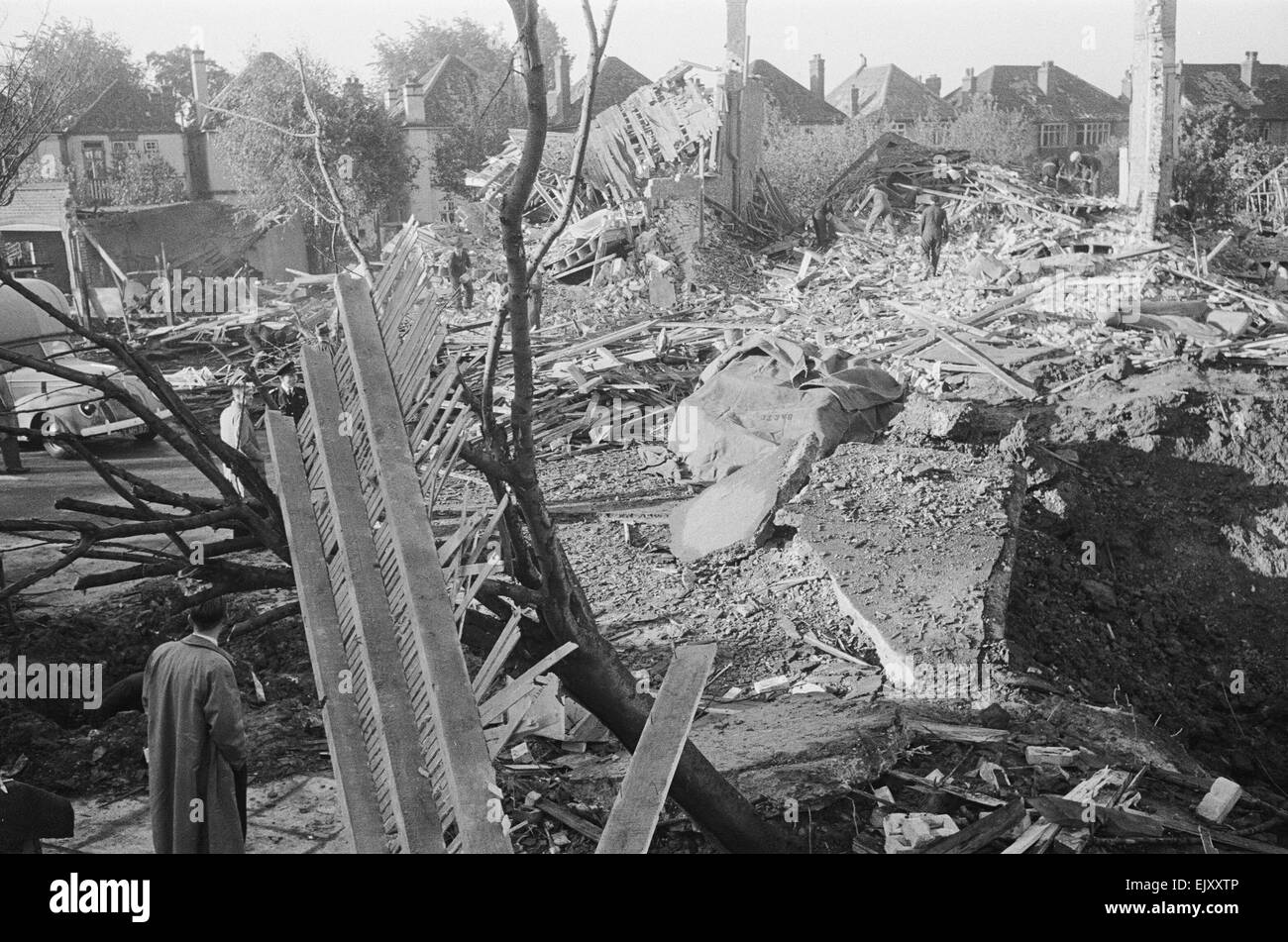 La suite de V2 d'explosion. Le 8 septembre 1944, une énorme explosion s'est produite dans la région de Staveley Road, Chiswick, à l'ouest de Londres. Il n'y avait pas eu de Siren, pas d'allumage et pas de bombes volantes V1 avaient été aperçues. L'explosion a été causée par le premier V2 tiré des missiles balistiques en colère. Tant vanté d'Hitler une fusée4 plus connue sous le nom de V2 pesait 13 tonnes et étaient arrivés par l'intermédiaire de la stratosphère à 3 000 milles à l'heure plus rapide que la vitesse du son. Cela signifiait que la première personne au courant de l'attaque a été l'explosion suivie par le vrombissement des moteurs de fusée le rattrapage Banque D'Images