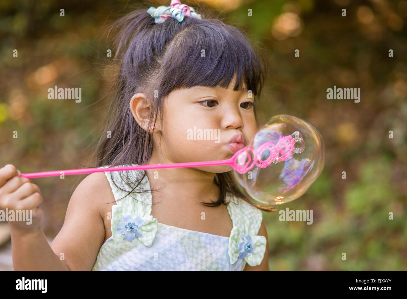 Young Girl blowing une bulle Banque D'Images