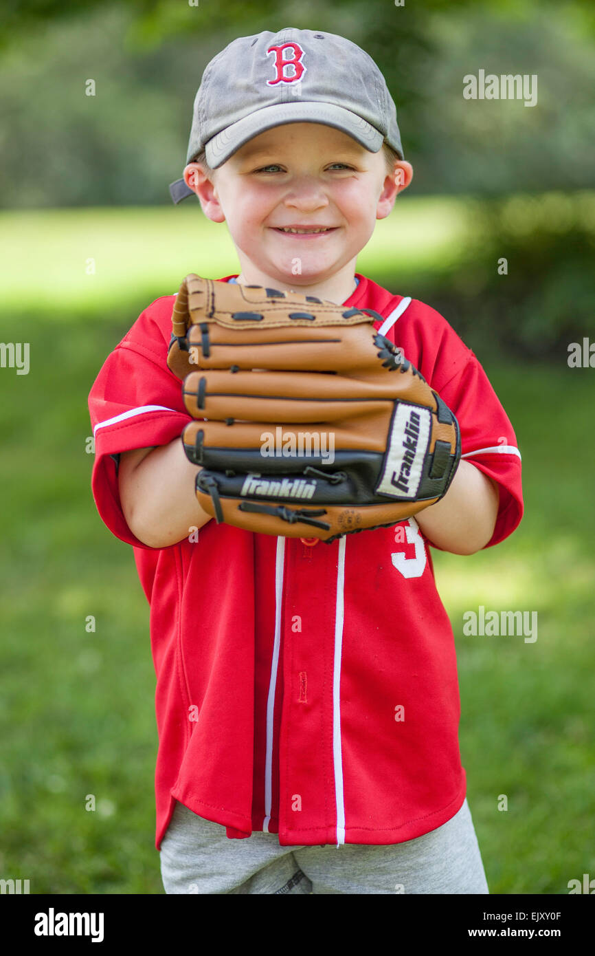 Garçon avec grand gant de baseball Banque D'Images